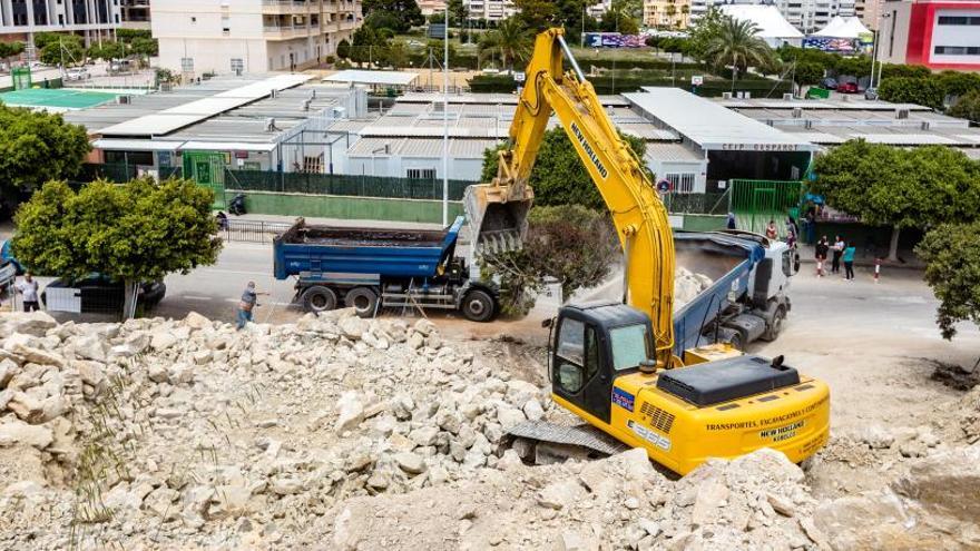 Unas obras a pocos metros de un colegio de La Vila provocan las quejas de los padres
