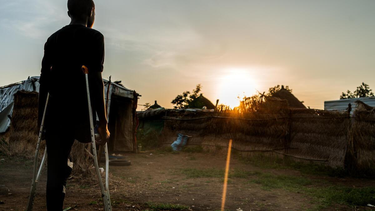En Gedaref, Sudán, dos hermanos, Ali (13) y Nour (9), resultaron gravemente heridos cuando un proyectil explotó cerca de su casa mientras jugaban al fútbol: Ali perdió una pierna y Nour sufrió lesiones en la columna vertebral que le provocaron paraplejia.
