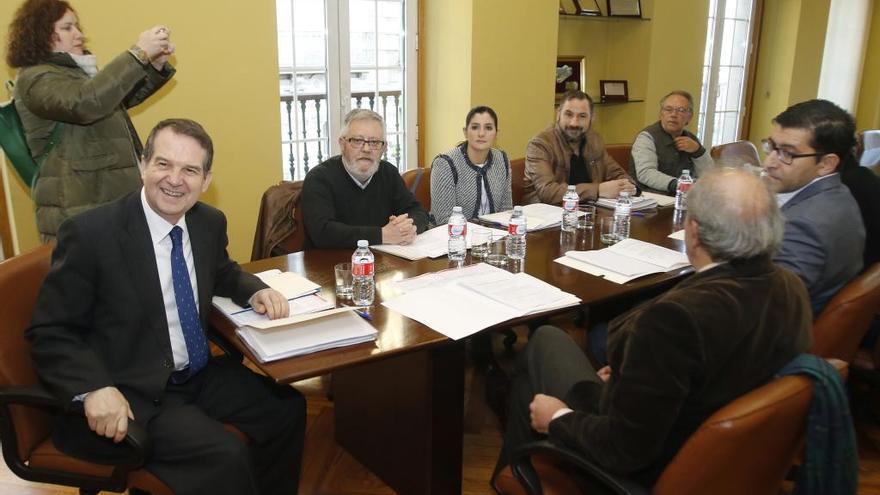 Abel Caballero con los alcaldes del Área, salvo los del PP. // Alba Villar