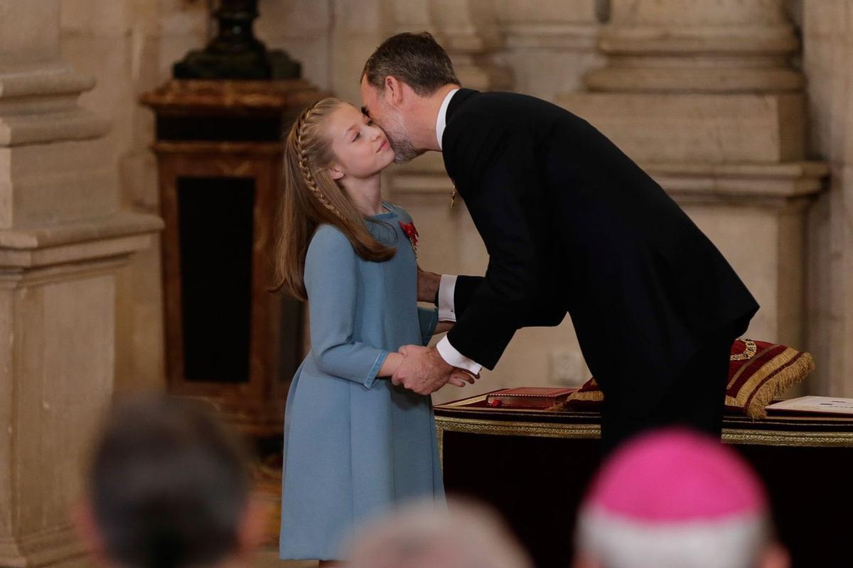 El beso entre Felipe VI y la Princesa de Asturias después de recibir el Toisón de Oro