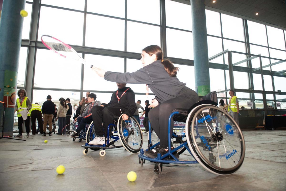 Enki reúne a 500 estudiantes de 14 centros de A Coruña para conocer el deporte inclusivo