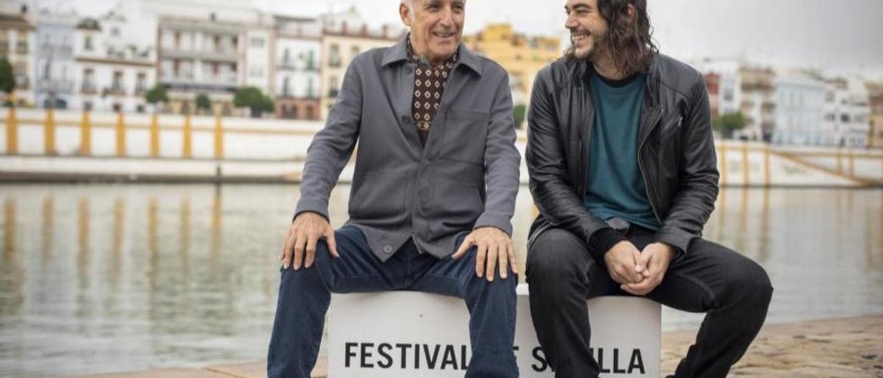 Kiko Veneno y Alejandro G. Salgado, en la presentación en Sevilla de ’Un día Lobo López’.