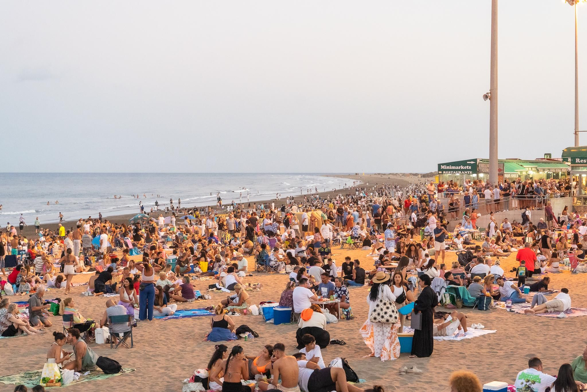 Celebración de las hogueras de San Juan en Playa del Inglés
