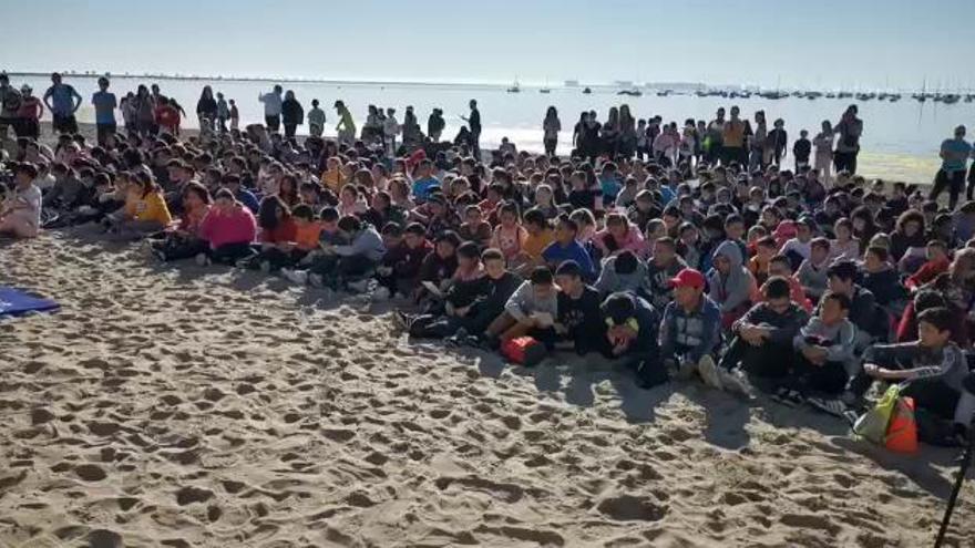 Cientos de niños se reúnen en la Playa de Villananitos para cantar por el Mar Menor