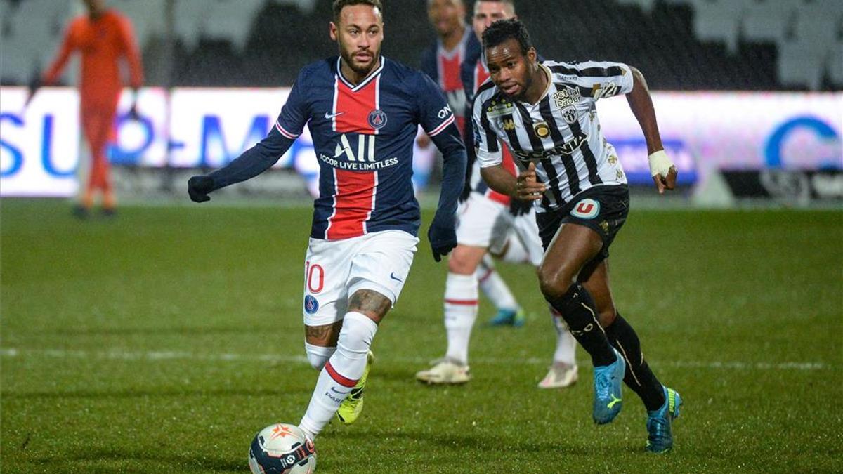Neymar supera la oposición de Traoré