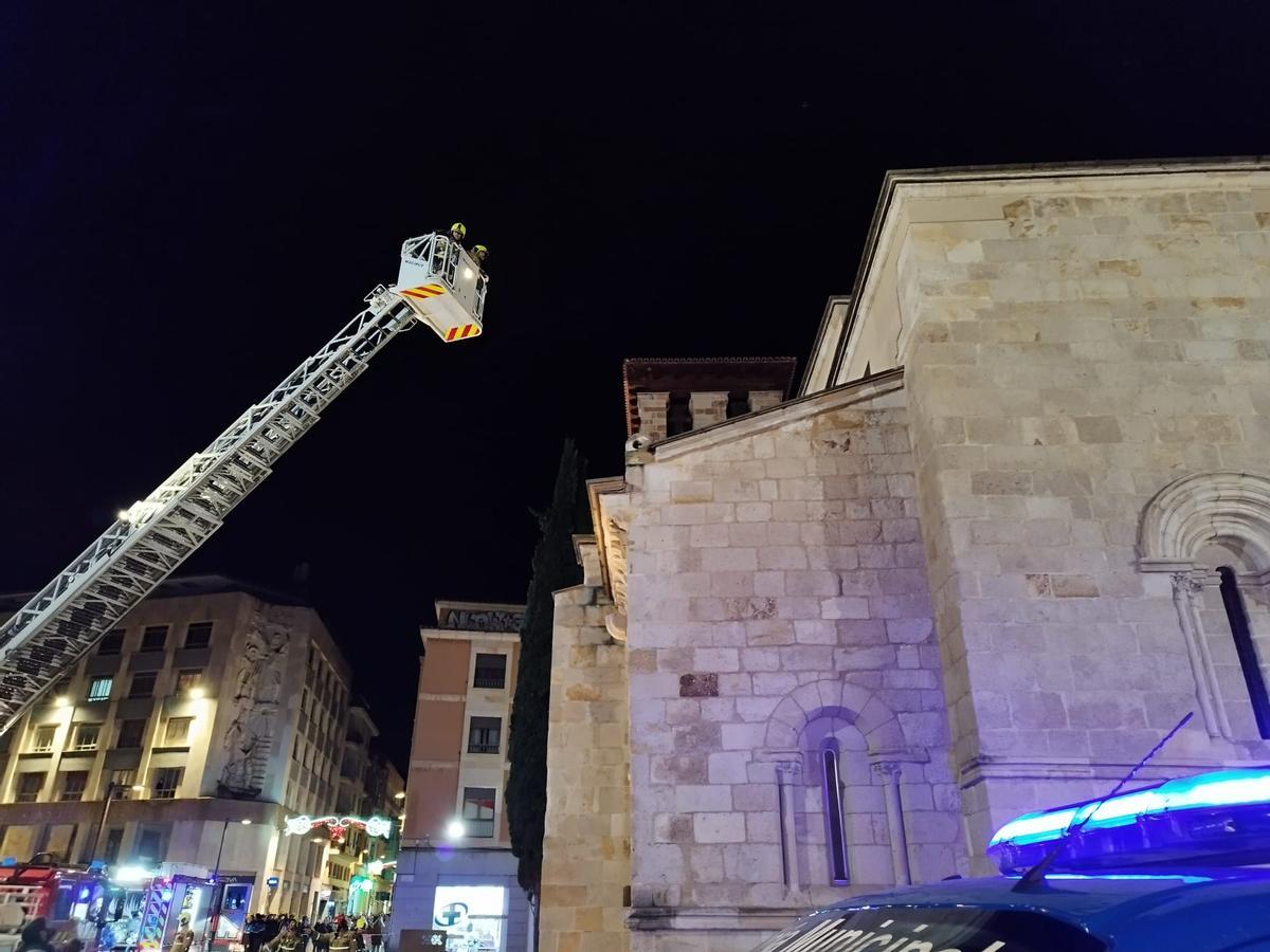 Los bomberos de Zamora revisan la iglesia de Santiago del Burgo