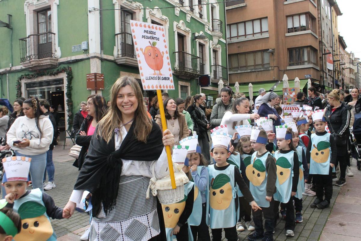 Así fue el divertido y pasacalles de Carnaval del colegio Virgen del Fresno en el mercado