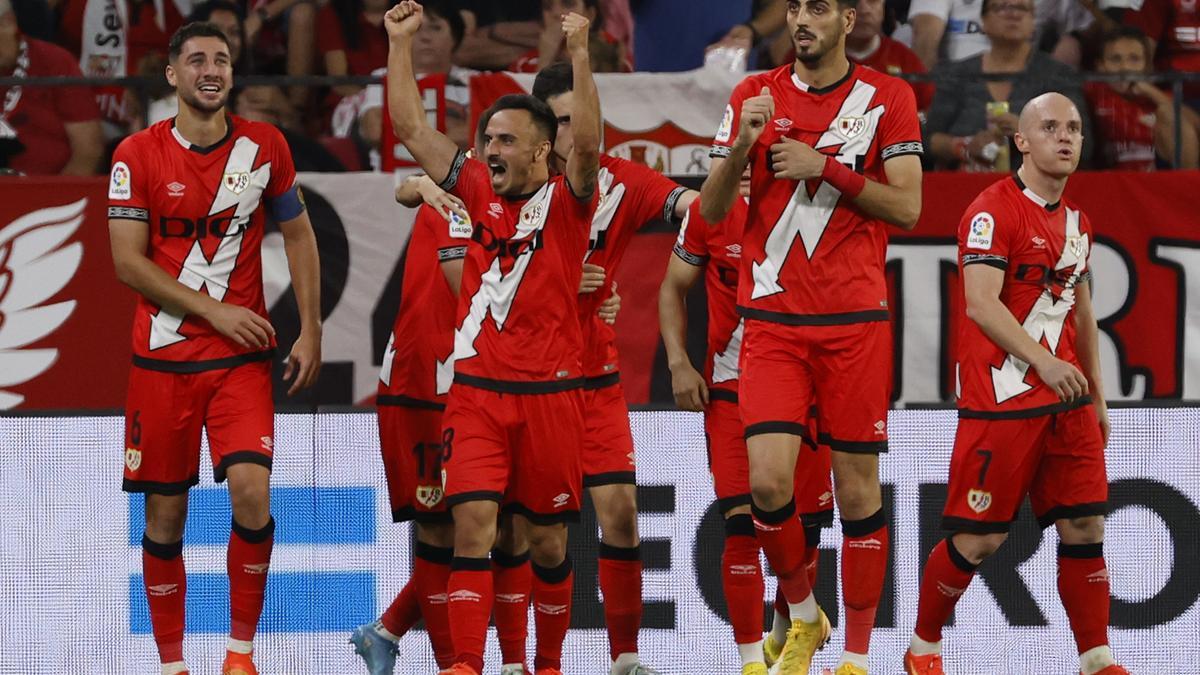 Los jugadores del Rayo celebran el gol de la victoria.