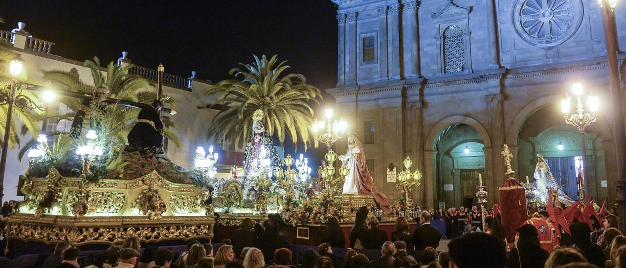 Cuatro de las cinco imágenes de la procesión del Encuentro en la plaza de Santa Ana.