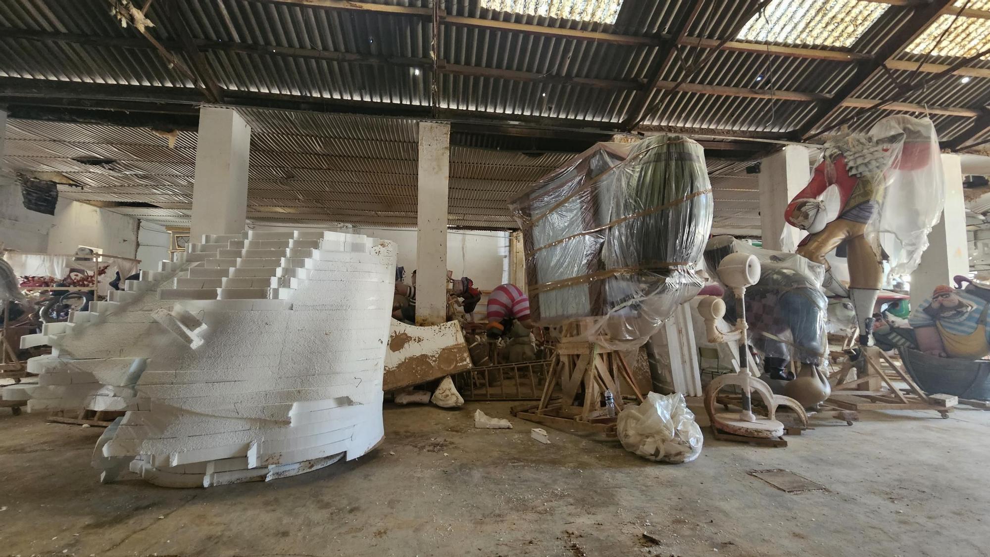 El taller de Beitia vuelve a la vida: empieza la reconstrucción de las Fallas