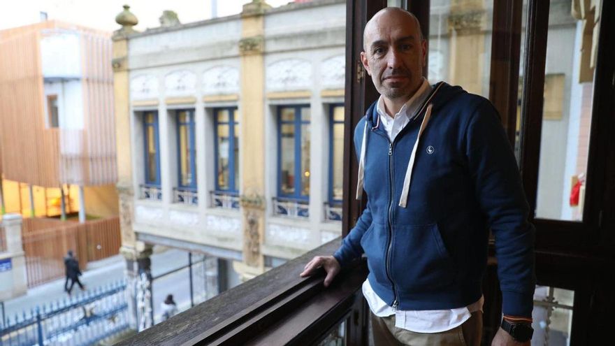 Oliver Suárez, en la ventana de su despacho de la Casa de la Palmera.