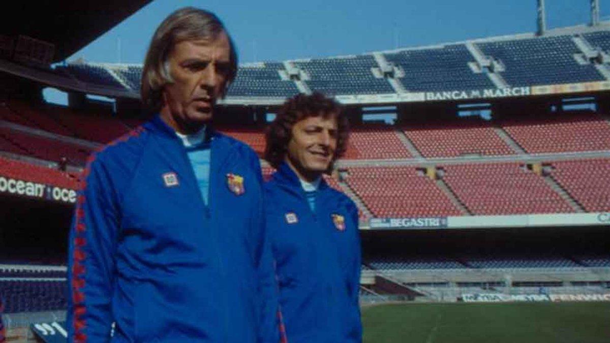 César Luis Menotti en su etapa como entrenador del FC Barcelona. A su izquierda, Rogelio Poncini, su asistente