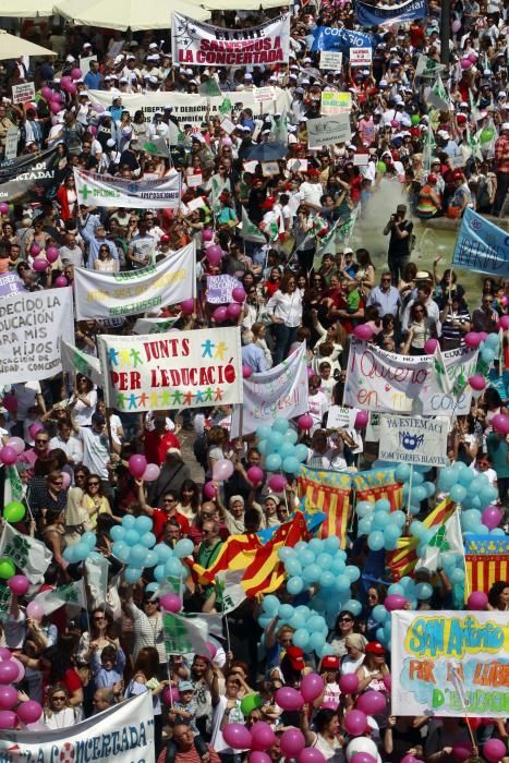 Cientos de alicantinos, en la protesta contra Marzà en Valencia