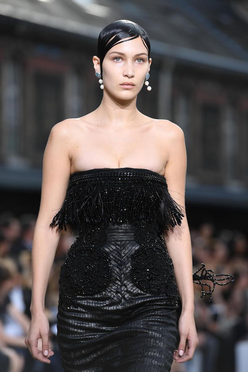 Bella Hadid para Givenchy primavera/verano 2017 en la Semana de la moda masculina de París