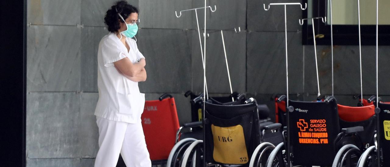 Una profesional sanitaria en la puerta de entrada de Urgencias del Hospital Álvaro Cunqueiro.