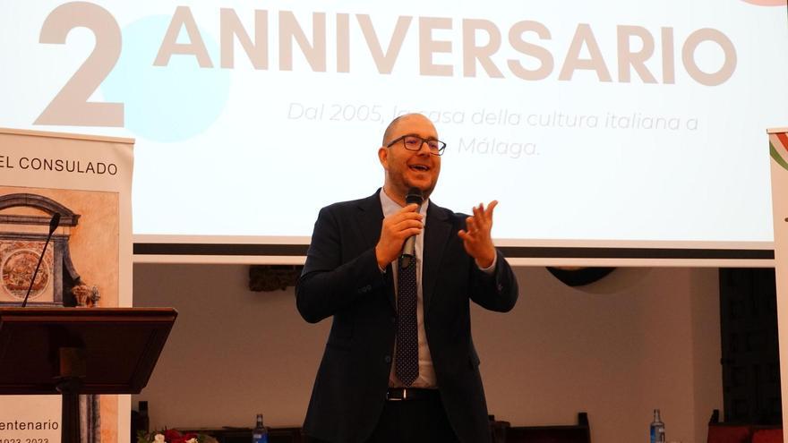 El presidente Daniele Palumbo en el 20º aniversario del Comité Dante Alighieri