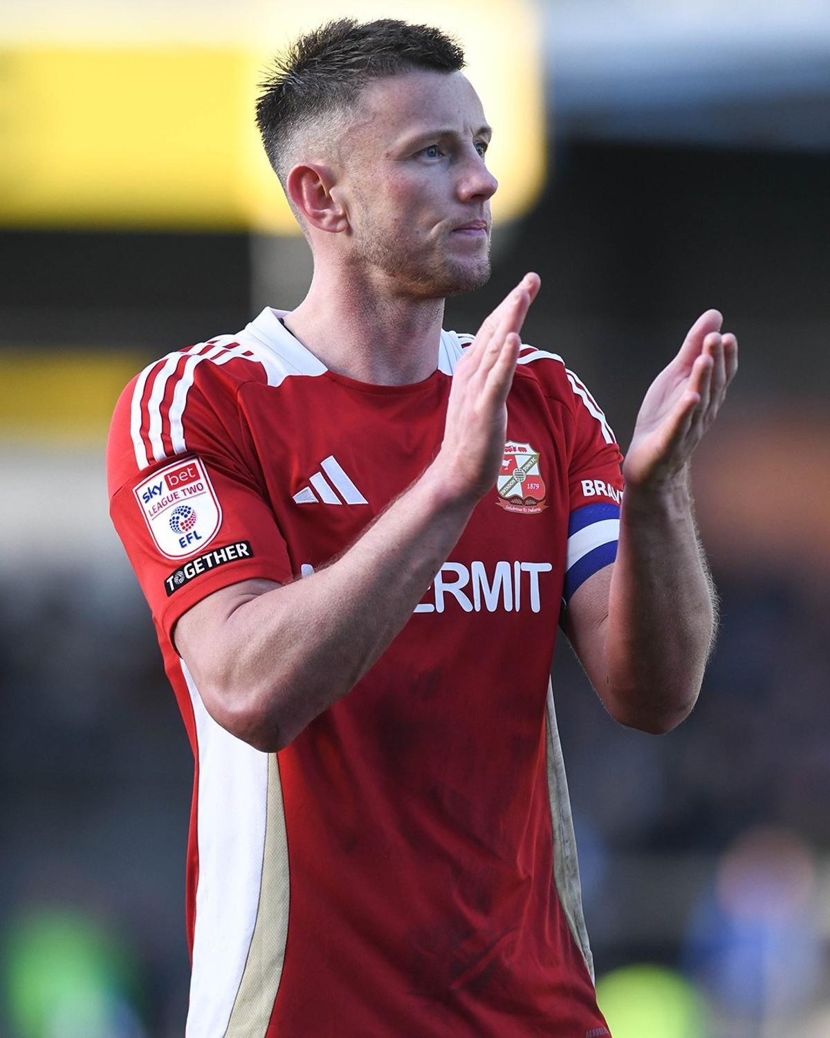 Ollie Clarke durante un partido con el Swindon Town