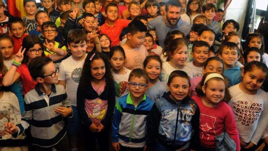 Los niños del colegio Arealonga con el alcalde durante su visita a la Casa Consistorial. // Iñaki Abella