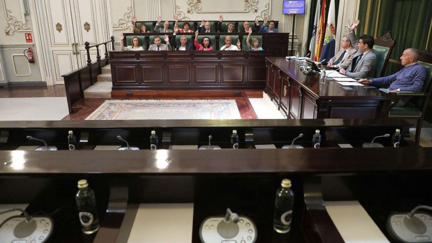 El PP vota en solitario la moción, ante los sillones vacíos de la oposición.