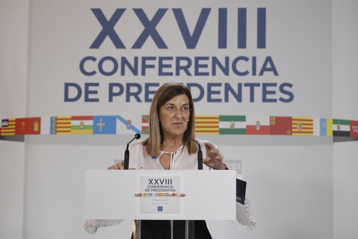 La presidenta del Gobierno de Cantabria, María José Sáenz de Buruaga, ofrece una rueda de prensa posterior a la reunión de la XXVIII Conferencia de Presidentes, en Palau de Pedralbes de Barcelona, a 6 de junio de 2025, en Barcelona, Catalunya (España).