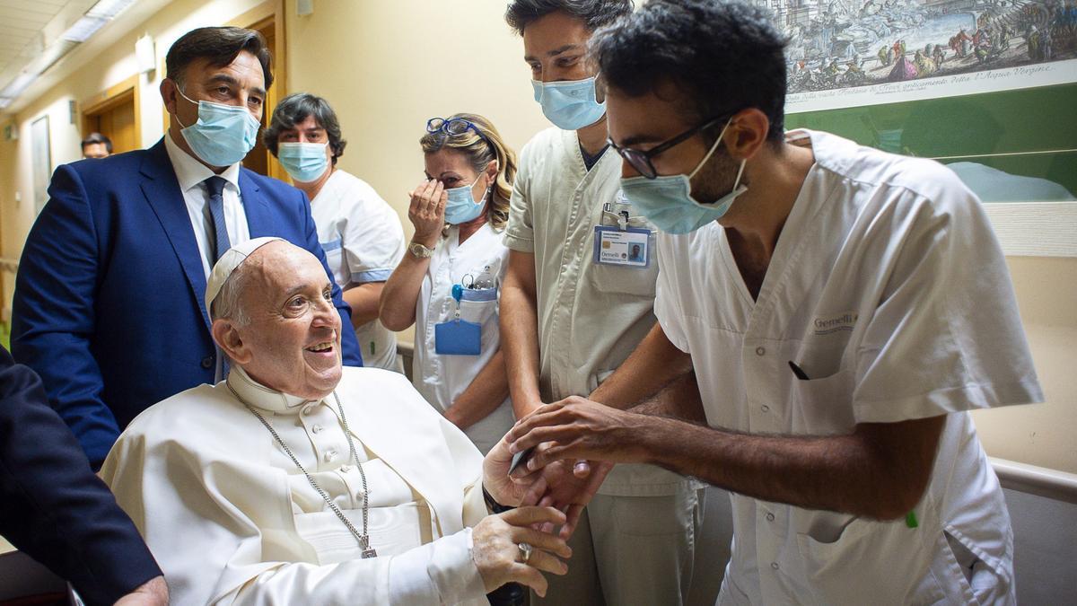 El Papa Francisco recibe el alta hospitalaria