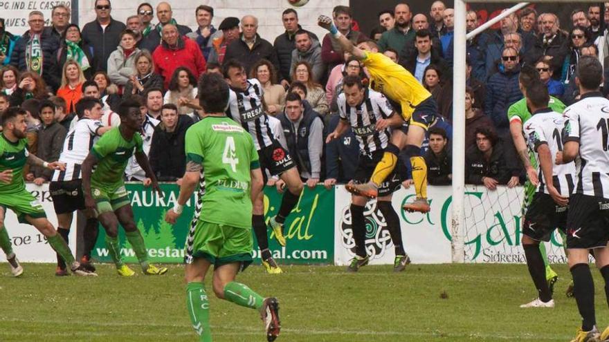 Javi Porrón, despejando un balón ante el Racing de Santander la pasada temporada en Les Caleyes.