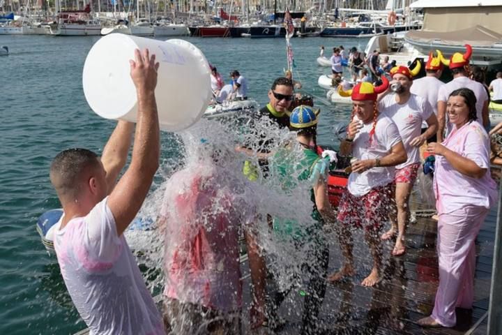 Izado de banderas de ARC y regata Dinguies (dinghies) en el muelle deportivo