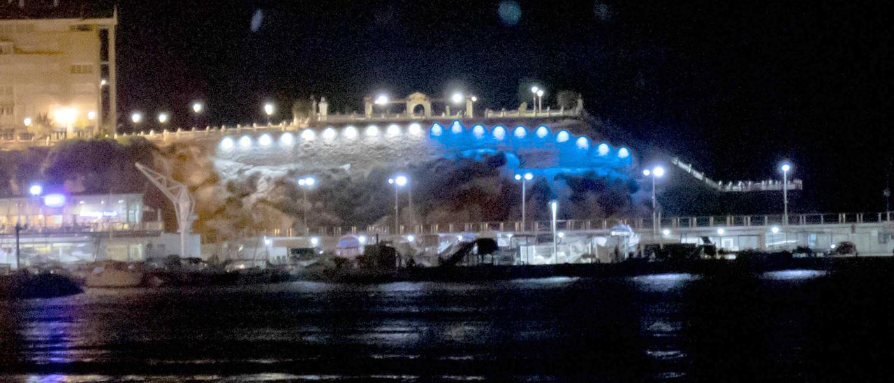 El castillo de Benidorm en azul y blanco.