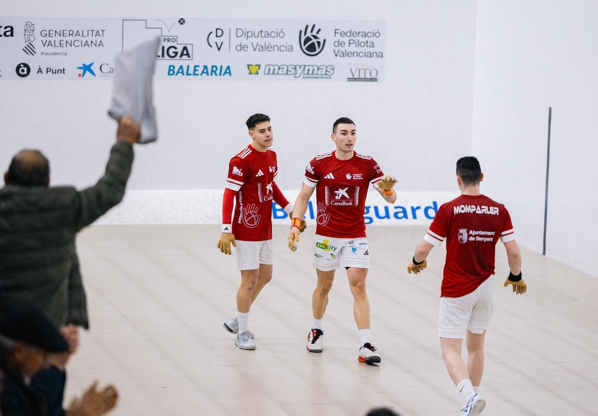 Iván, Momparler i Alejandro en una partida de Lliga.