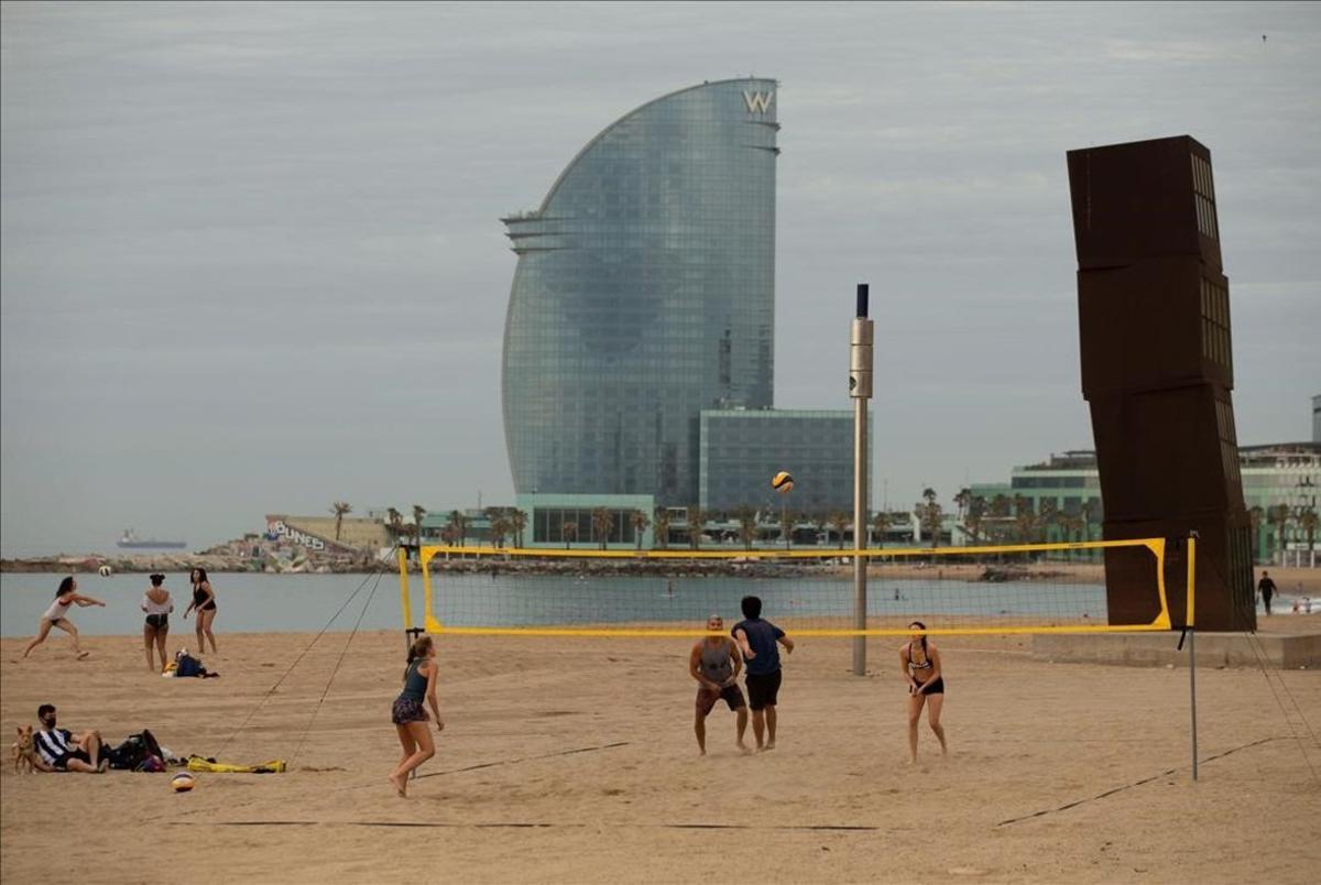 Deporte en la playa de la Barceloneta.