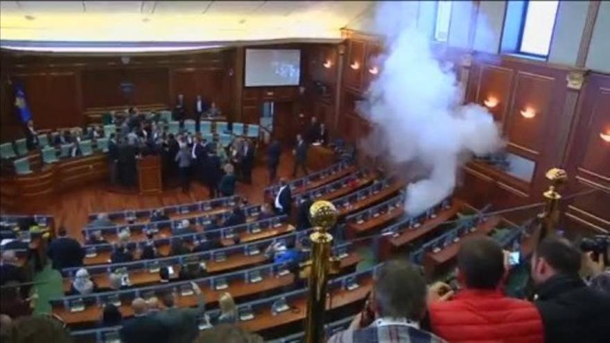 La oposición nacionalista de Kosovo &#039;revienta&#039; una sesión del Parlamento con gases lacrimógenos