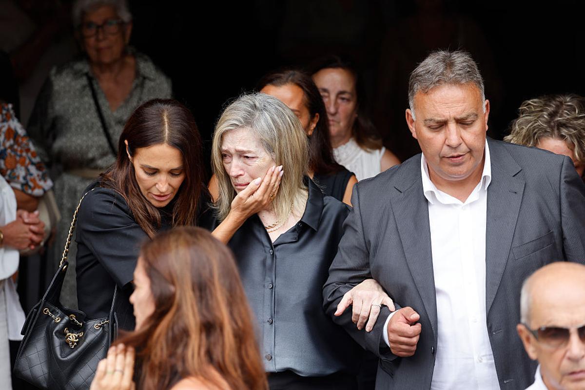 Paula Echevarría, junto a su madre, en el funeral de su padre Luis Echevarría
