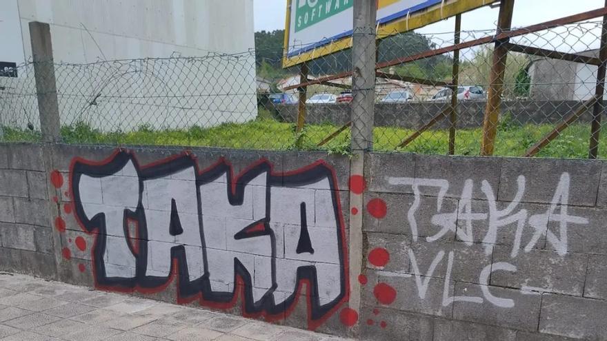 La Policía Local de Poio busca a unos grafiteros que dejaron su &quot;sello&quot; en A Porteliña