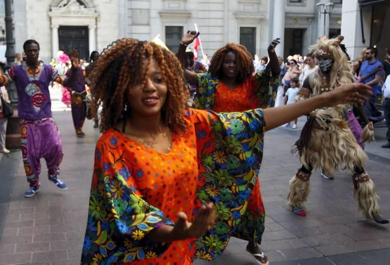 El Eifolk llena el centro de Zaragoza de música y danzas