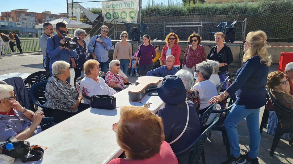 La consellera Fina Santiago, rodeada de miembros del Patronat Obrer, ayer en Palma.