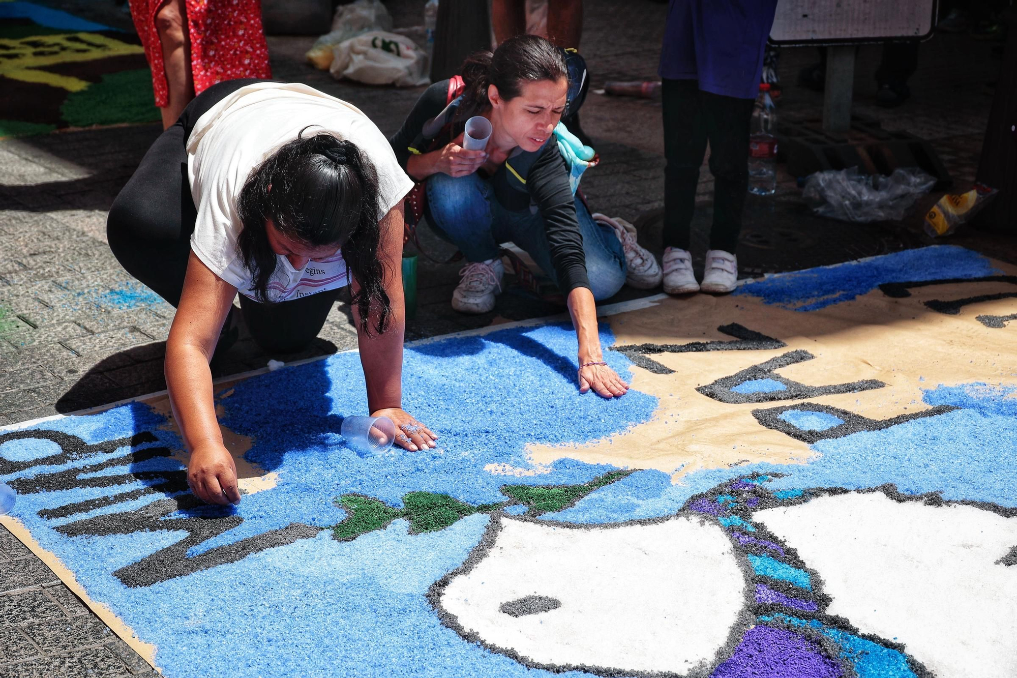 Elaboración de alfombras del Corpus en Santa Cruz