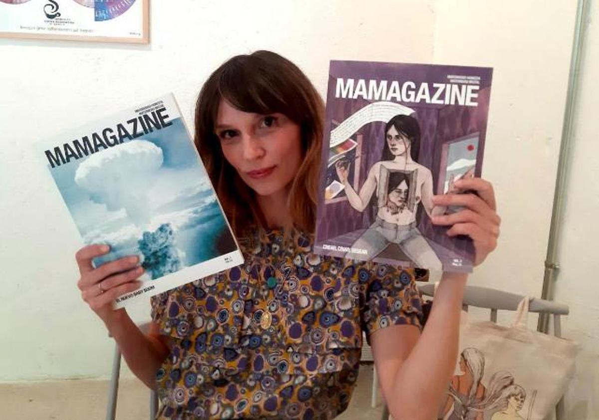 Victoria Gabaldón, mostrando los dos primeros números de ’Mamagazine’.