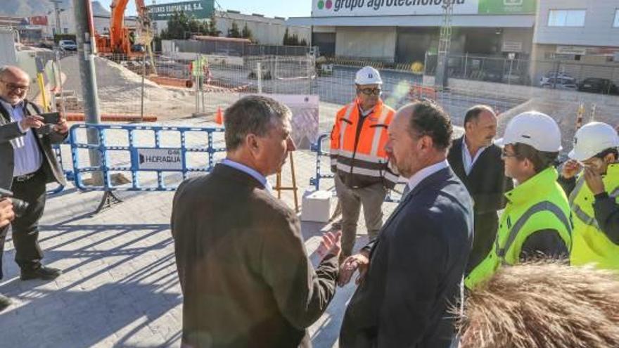 El conseller Rafael Climent, junto al alcalde Emilio Bascuñana, en una visita al polígono Puente Alto.