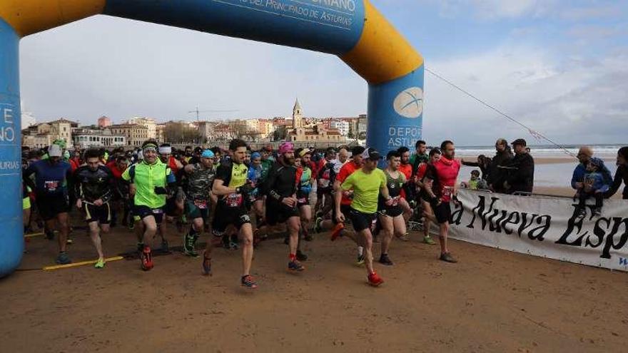 Los participantes, en la salida de la carrera.