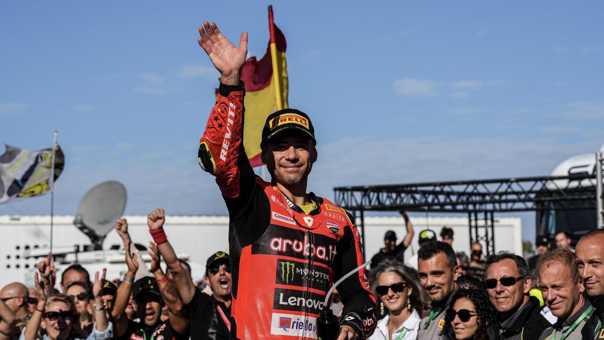 Álvaro Bautista celebra el podio en la Superpole de Jerez