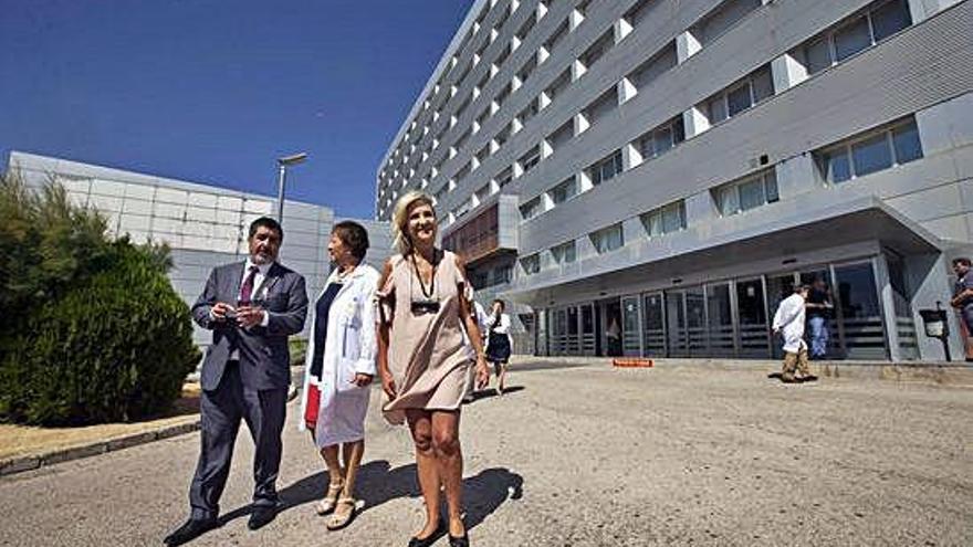 La consejera de Sanidad, Verónica Casado, en su visita el Hospital Nuestra Señora de Sonsoles, de Ávila.