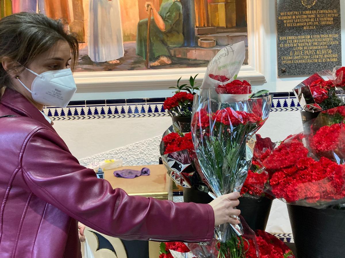 La ofrenda de flores se realizó en la casa hermandad del Cautivo.
