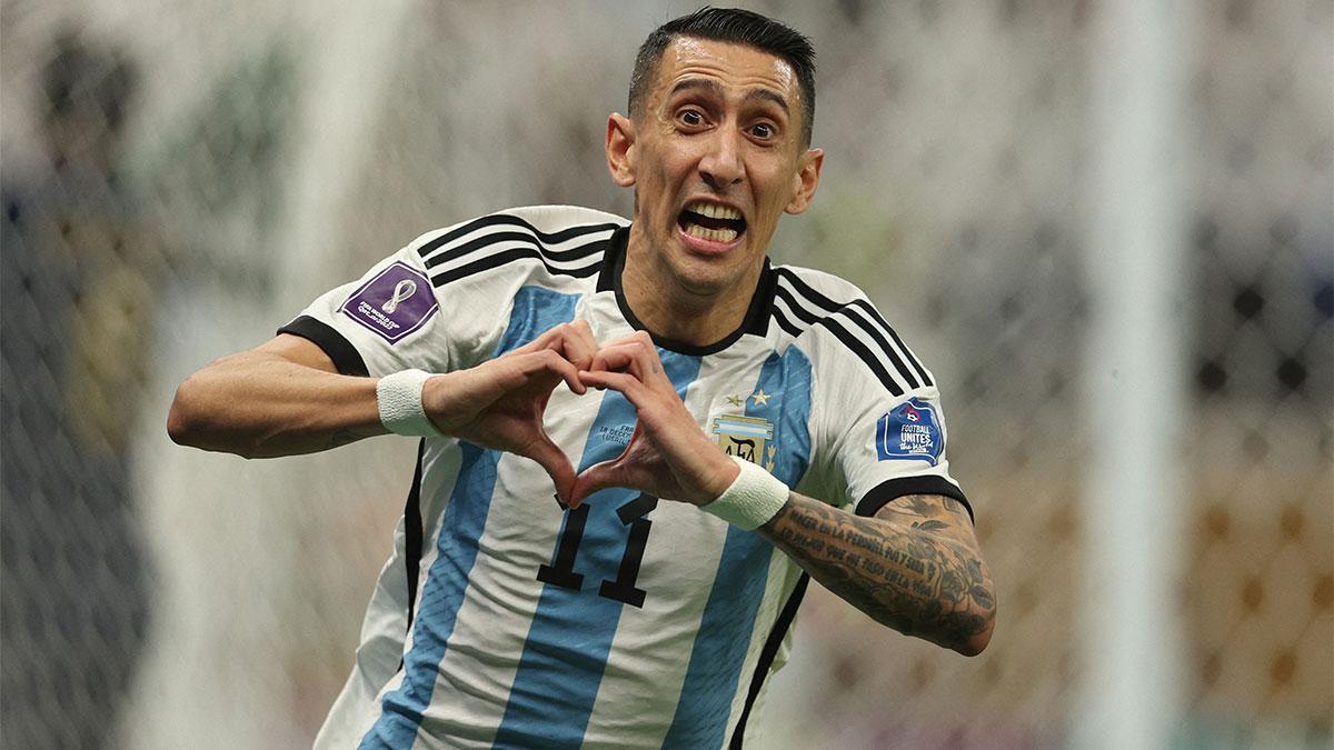 Di María celebra uno de sus goles con Argentina en el Mundial de Qatar.