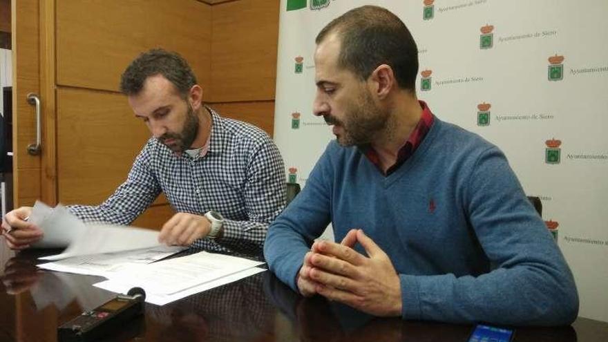 Alberto Pajares y Ángel García, ayer, en la Pola.