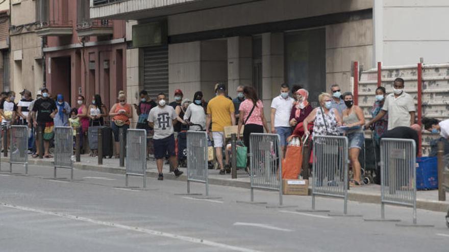 Cues a la carretera de Vic de Manresa per recollir lots d&#039;aliments |