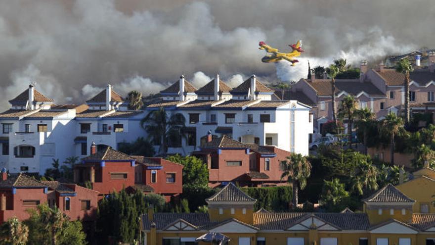 Medio millar de personas desalojadas por un incendio en Cádiz