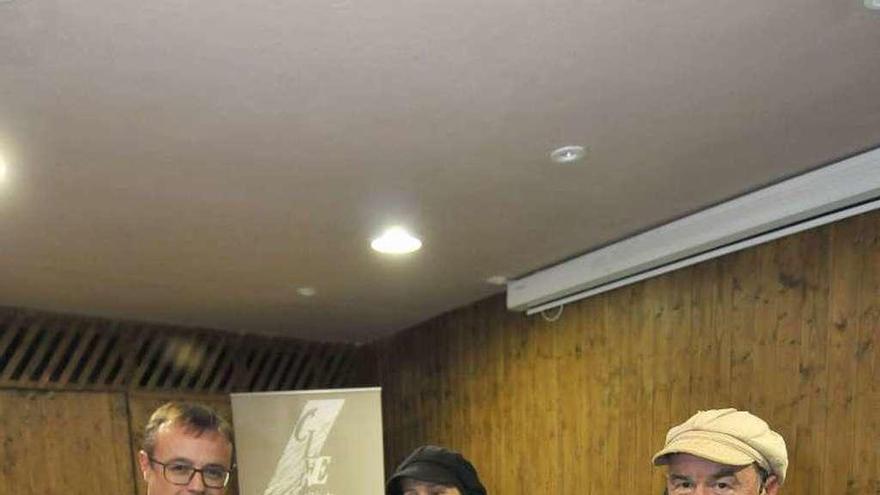 Ricardo V. Montoto, a la izquierda, junto a Maitri Núñez y Xuan Bailadera, en la presentación de los libros infantiles.