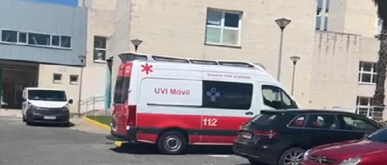 La ambulancia que trasladó a la mujer, aparcada este lunes delante del hospital de Plasencia.