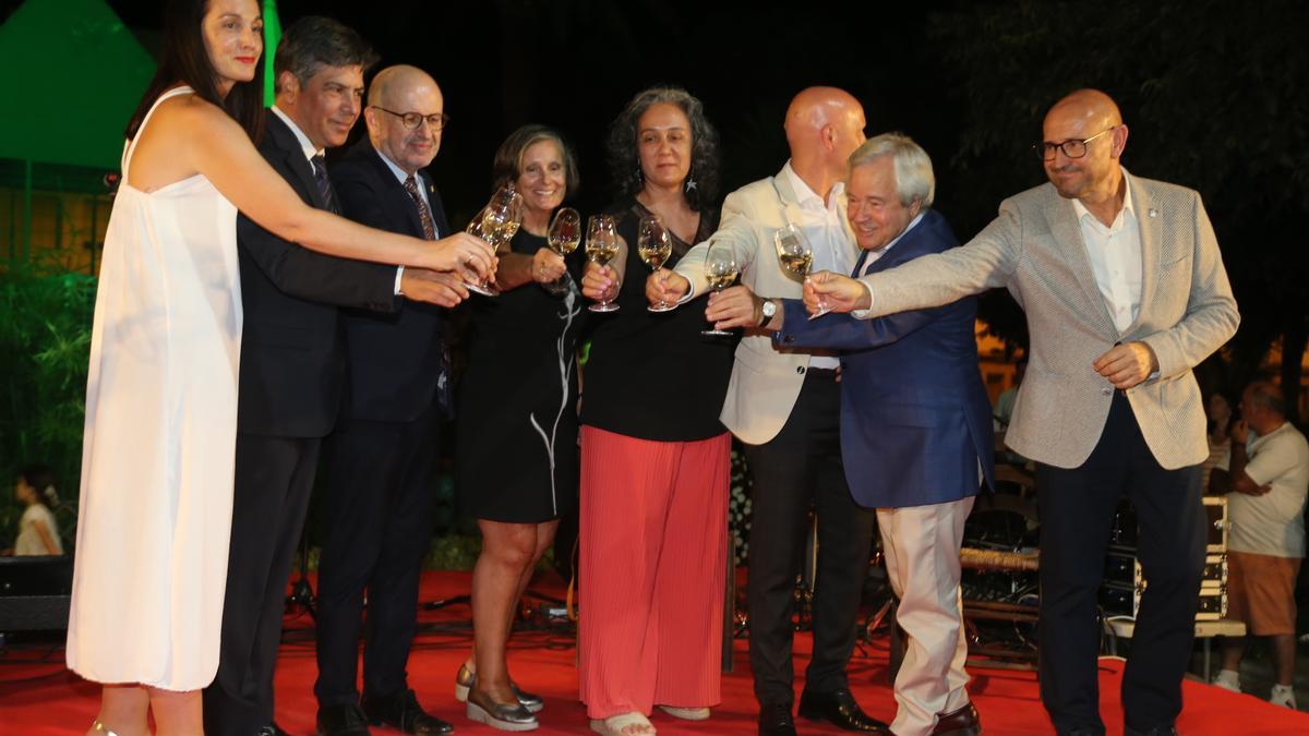 El pregonero, Antonio Varo Baena, brinda con el alcalde y concejales de Montilla.