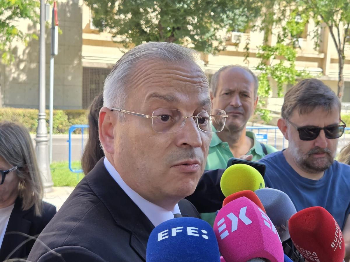 El secretario general y letrado de Hazte Oír, Javier María Pérez, atiende a los medios tras concluir el juicio por la contratación de David Sánchez en la Diputación de Badajoz
